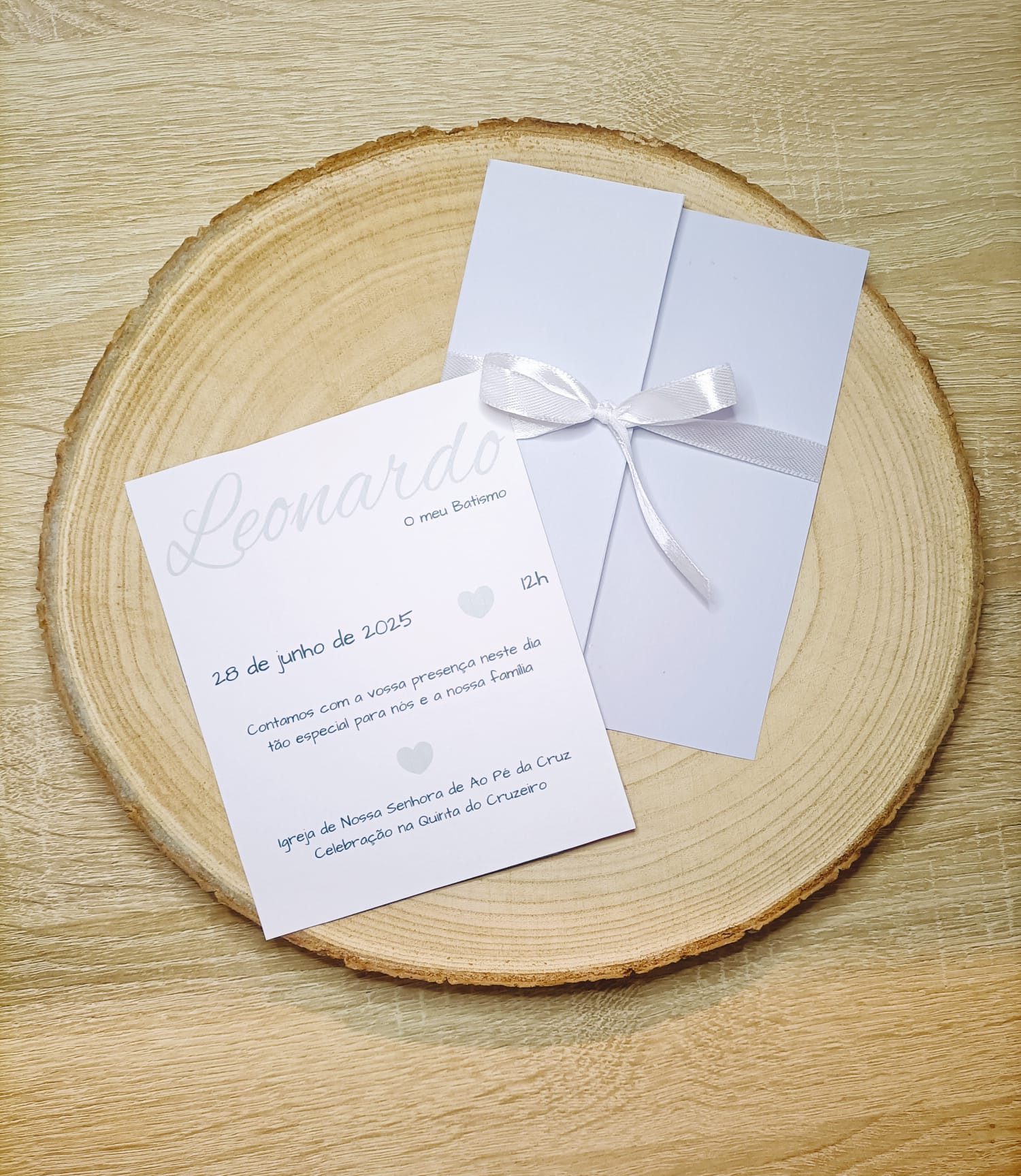 convite de batizado classico minimalista em papel branco com laço de cetim fino e envelope elegante - Encantos, Atelier dos Sonhos
