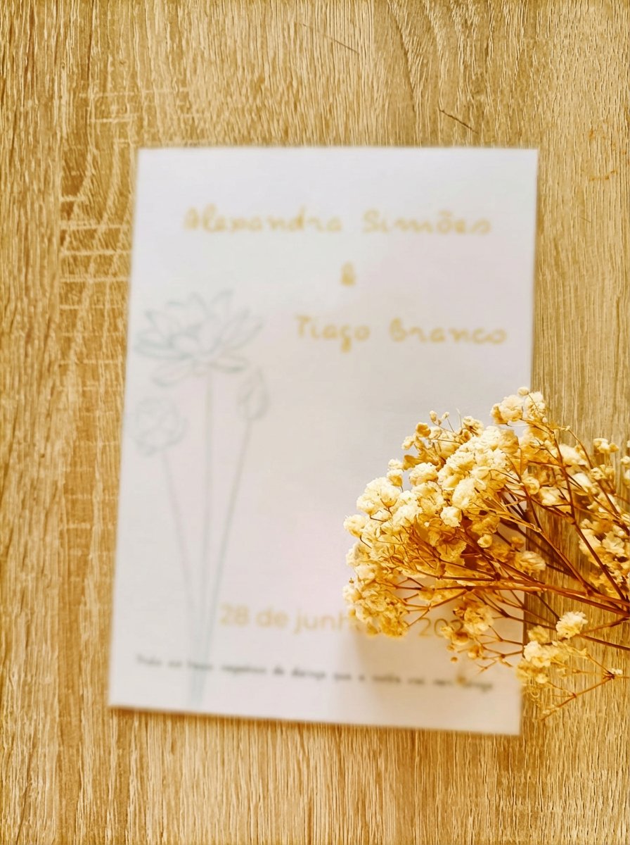 Convite de casamento minimalista com ilustração de flor de lotus em tns dourados e mensagem personalizada. envelope em papel translucido e cordão de juta,flores secas e lacre de cera dourado com corações. cartao de convite complementar em azul turquesa - Encantos Atelier dos Sonhos